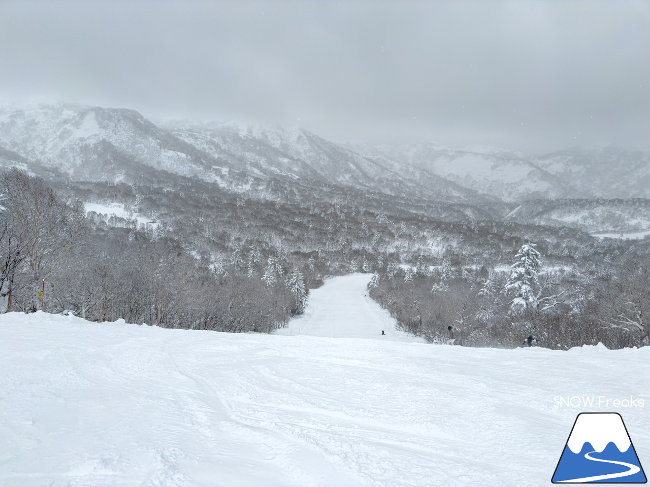 キロロリゾート｜遅ればせながら…。積雪200cmのキロロで、2025～2026 SNOW Freaks『初滑り』。今シーズンもどうぞよろしくお願いいたします！